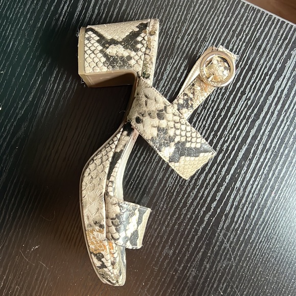 Awesome heels with metallic hint snake skin - Picture 2 of 3